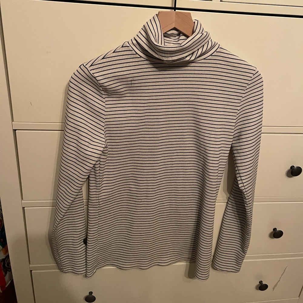 BLACK AND WHITE HALOGEN TURTLENECK MEDIUM SHIRT. LIKE NEW. NO RIPS, TEARS,STAINS